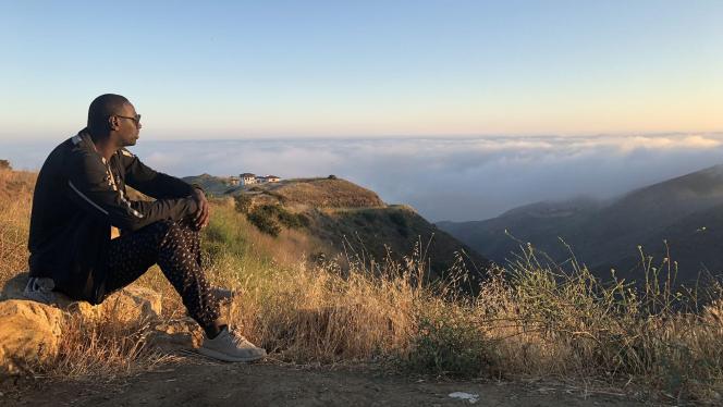 Omar Sy contemple les collines de Los Angeles, son rêve américain.