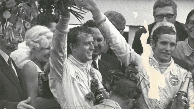 Jacky Ickx (à droite) et Oliver Sacks, vainqueurs des 24 Heures du Mans.
