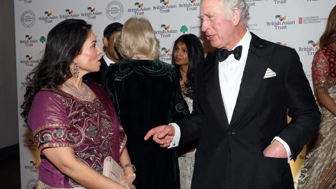 Le 9 février, le prince Charles avait encore assisté à une réception sans masque. Il parle ici avec la ministre de l’Intérieur britannique Priti Patel. Le lendemain, il a été testé positif.