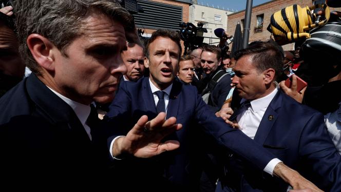A Cergy, dans le Val d’Oise, où Emmanuel Macron a échappé à un jet de tomates cerises lors de son bain de foule.