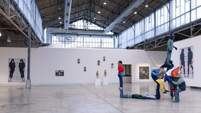 Teen Spirit: vue d’ensemble de la Grande Halle avec les grandes toiles de Charlotte Beaudry, les céramiques d’Eric Croes et à l’avant-plan, l’installation « Excentrique » de Daniel Firman.