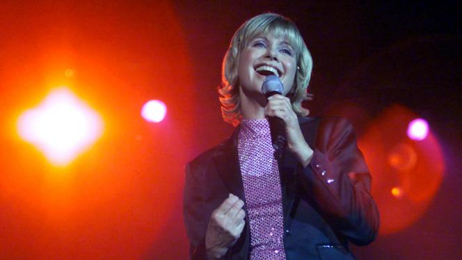 Olivia Newton-John lors d’un concert à Hong Kong en 2000.