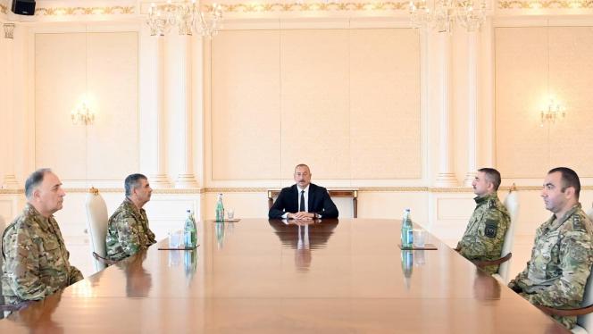 Le président azéri Ilham Aliyev avec son état-major ce 13 septembre à Bakou: «Nos objectifs sont atteints», a-t-il déclaré.