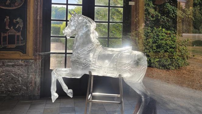 Le cheval de manège en cristal de Patrick Neu se dresse au milieu du pavillon chinois du parc d’Enghien. Une des œuvres de l’exposition «Par enchantement», à voir jusqu’au 18 septembre.