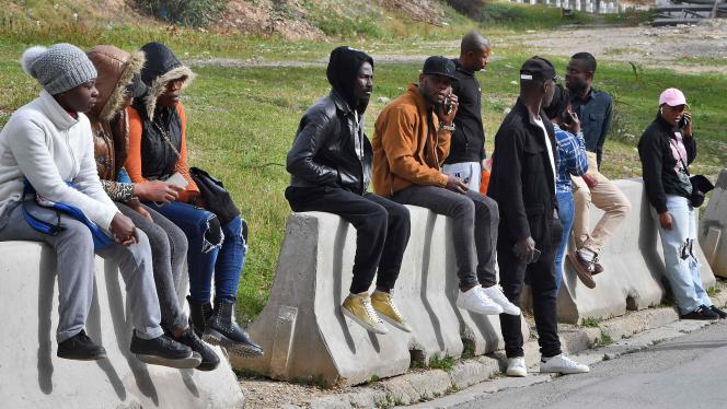Devant l’ambassade de leur pays à Tunis, des Ivoiriens attendent d’être inscrits sur les listes de rapatriement.