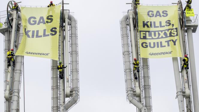 Suite à une action pacifique menée par Greenpeace Belgique le samedi 29 avril, dans le port de Zeebruges, plus particulièrement dans le terminal méthanier de Fluxys, 14 activistes ont été arrêtés à l’issue de leur libération, survenue après 48 heures. Ils font l’objet d’une citation à comparaître devant le tribunal de Bruges le 7 juin prochain.