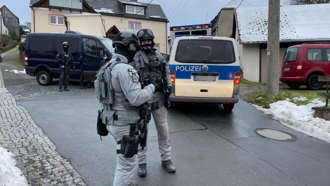 Les forces spéciales de la police allemande avaient conduit une série de raids à l’échelle nationale en décembre 2022 contre des membres d’un « groupe terroriste » d’extrême droite soupçonnés de planifier une attaque contre le Parlement.