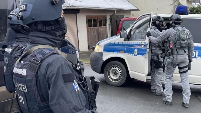 Les forces spéciales de la police allemande avaient conduit une série de raids à l’échelle nationale en décembre 2022 contre des membres d’un « groupe terroriste » d’extrême droite soupçonnés de planifier une attaque contre le Parlement.
