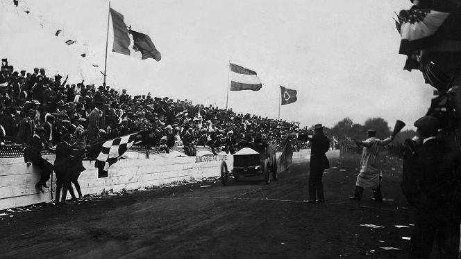 Drapeau à damier célébrant le vainqueur de la coupe Vanderbilt de 1906, le pilote français Louis Wagner.