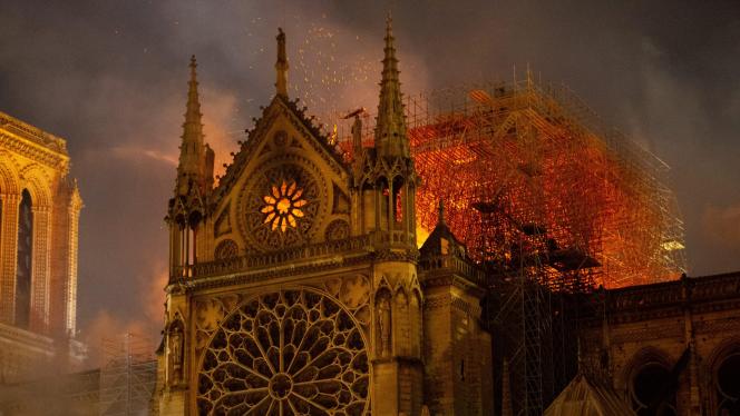 Cinq ans plus tard, Notre-Dame va rouvrir. Comme le symbole, une fois encore, d’une ville qu’on n’aura jamais fini d’aimer parce qu’elle se tient, éternellement, debout.