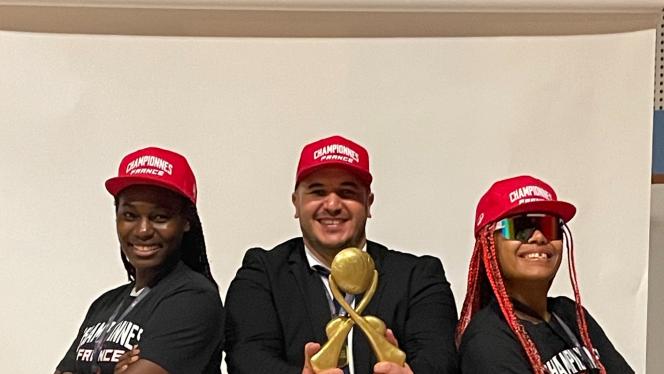 Rachid Meziane brandit le trophée réservé aux championnes de France, vendredi soir à Villeneuve-d’Ascq, entouré de deux de « ses » Belgian Cats, Bethy Mununga (à gauche) et « Maxu » Lisowa-Mbaka.