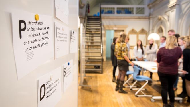 La réforme du minerval adoptée en Fédération Wallonie-Bruxelles prévoit une hausse significative des droits d’inscription dans l’enseignement supérieur dès 2026, impactant particulièrement les filières pédagogiques en pleine pénurie d’enseignants.