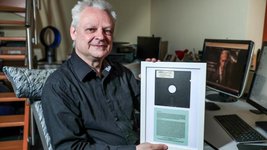 Depuis trente ans, la disquette qui contenait le premier ransomware de l’histoire garnit le salon d’Eddy Willems.