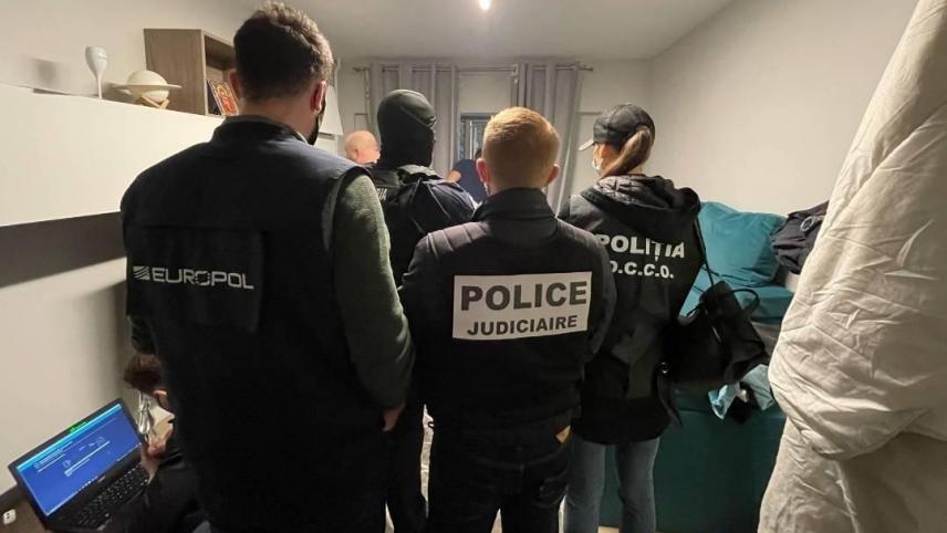 En octobre et en novembre, Europol a coordonné plusieurs opérations de police en Ukraine, en Suisse et en Roumanie, permettant l'arrestation de personnes liées aux «familles» de ransomwares Revil et Lockergoga.