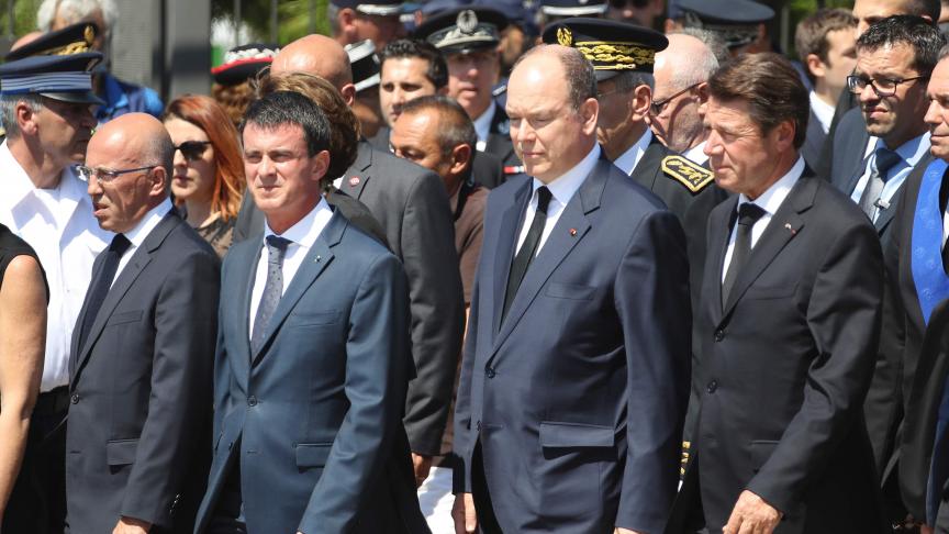 Manuel Valls (à gauche), le prince Albert II de Monaco (au centre) et Christian Estrosi (à droite) lors de la minute de silence à Nice. © AFP