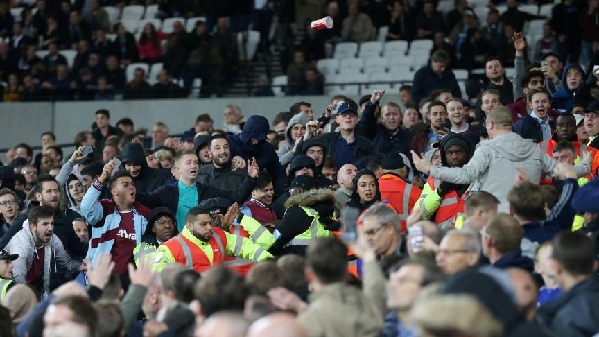 Le tension était perceptible entre fans de West Ham et ceux de Chelsea. © Reporters.