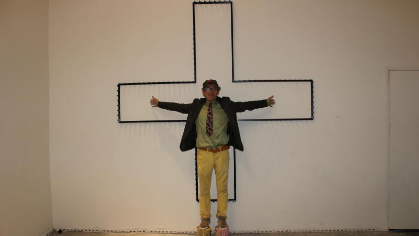 Juan Puntes dans la croix composée de pics. © T.J.