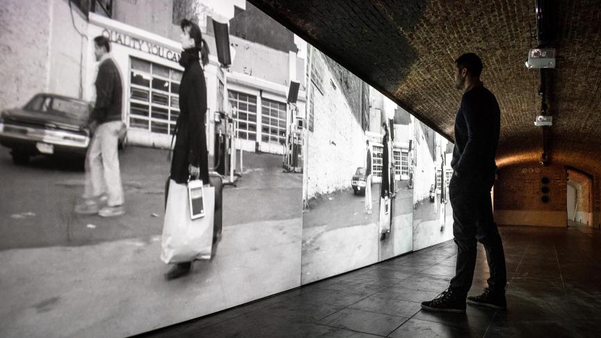 L’exposition explore notamment l’utilisation du travelling latéral dans le cinéma de Jarmusch, devenu au fil des réalisations, la marque de fabrique du cinéaste. © Bruno D’Alimonte