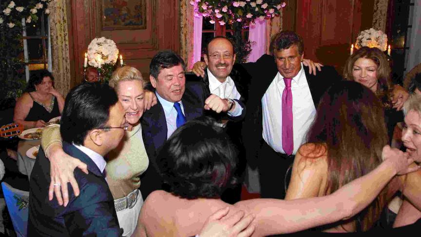 Bruxelles, mars 2009
: Patokh Chodiev et Alexander Machkevitch dansent avec Tevfik et Julia Arif. © Document Le Soir.
