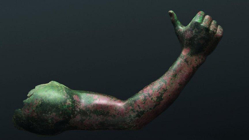 Ce bras en bronze romain grandeur nature qui, à l’origine, devait tenir une lance, date du deuxième siècle de notre ère est proposé sur le stand de la galerie bruxelloise Harmakhis. D.R.