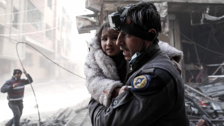 Un membre de la défense civile évacue une petite fille après un raid du régime sur Douma
: le conflit syrien s’égrène en un long catalogue d’horreurs.