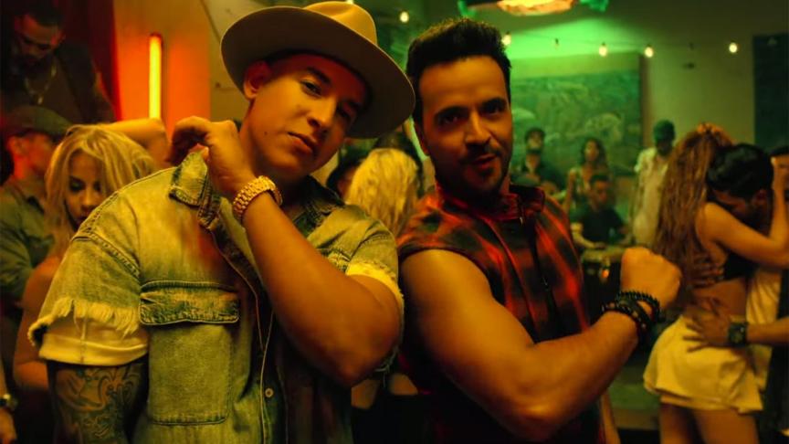 Le latin-lover Luis Fonsi (à dr.) s’est allié au roi du reggaeton Daddy Yankee pour fabriquer « Despacito », le tube de l’été 2017.