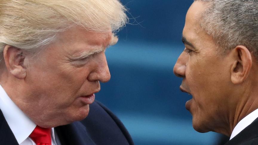 Donald Trump et Barack Obama, lors de la passation de pouvoir, le 20 janvier
: une démolition de la précédente administration qui tourne à l’obsession. © Reuters.