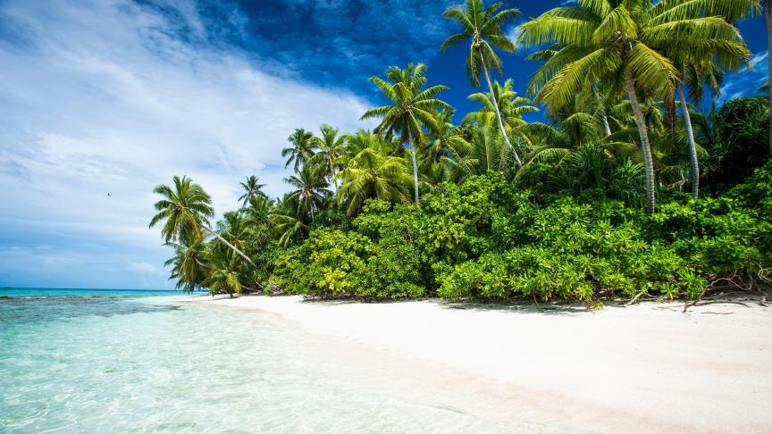 Les Tuvalu : 26 km² - Située sur l’archipel polynésien au centre de l’océan pacifique. L'endroit le plus large de l'île, abritant la piste d'aéroport, avoisine les 400 mètres.