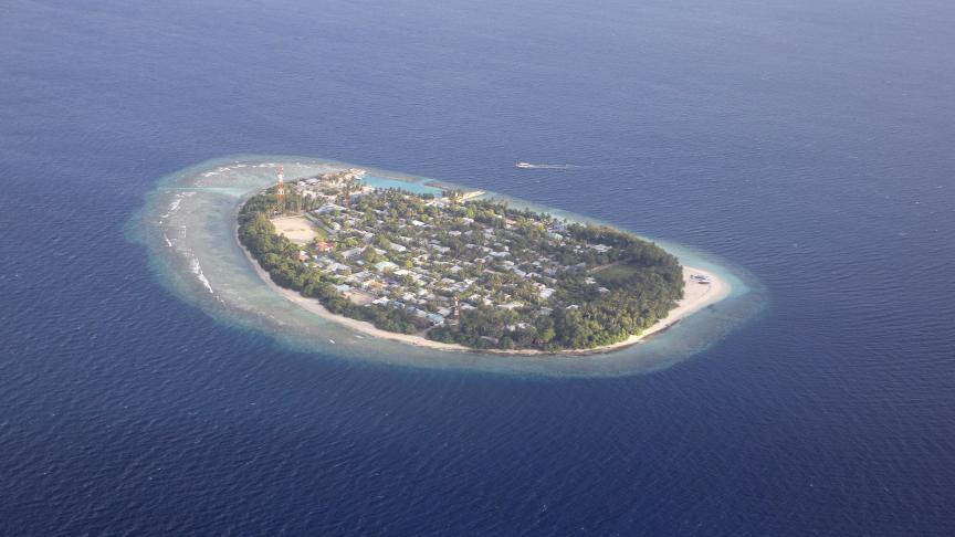 Les Maldives
: 298 km² - Destination rêvée de nombreux vacanciers, les terres émergées représentent les 298 km² viables sur les 21 372km² de superficie totale du pays, lagons inclus.