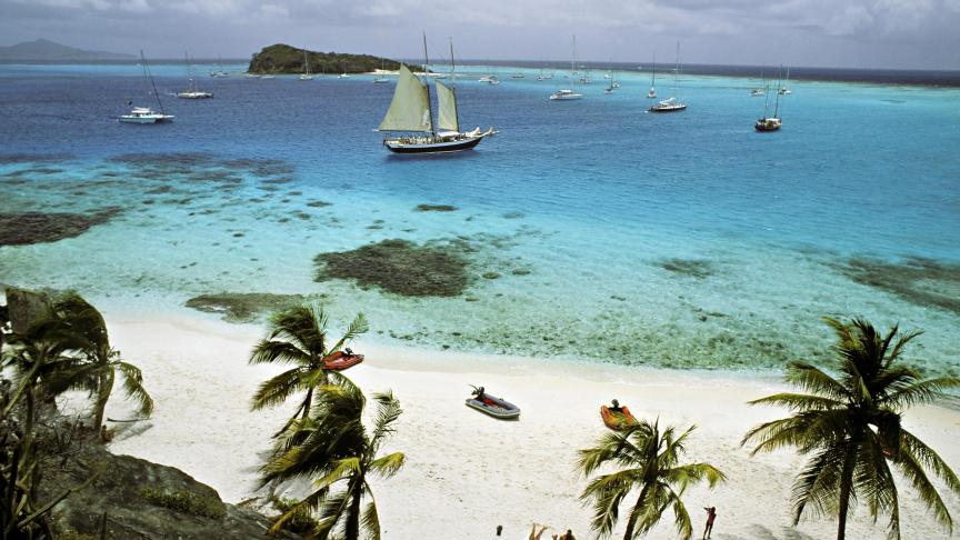 Saint-Vincent-et-les-Grenadines : 389 km² - Cet État est composé de l'île principale de Saint-Vincent et d'un chapelet d'îles plus petites, les Grenadines, situé au sud.