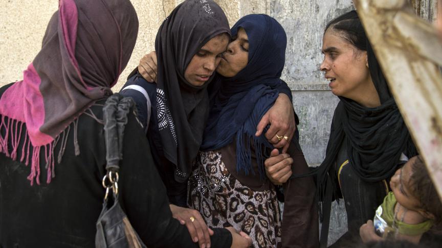 Parmi les centaines de civils qui fuyaient quotidiennement ces derniers jours, des journalistes de l’AFP à Mossoul ont vu une soixantaine de femmes et des enfants, inconsolables et traumatisés. © AFP