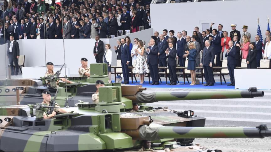 Plus de 3.700 militaires français à pied, ainsi que 211 véhicules dont 62 motos, 241 chevaux, 63 avions et 29 hélicoptères participaient à la grande parade. © AFP