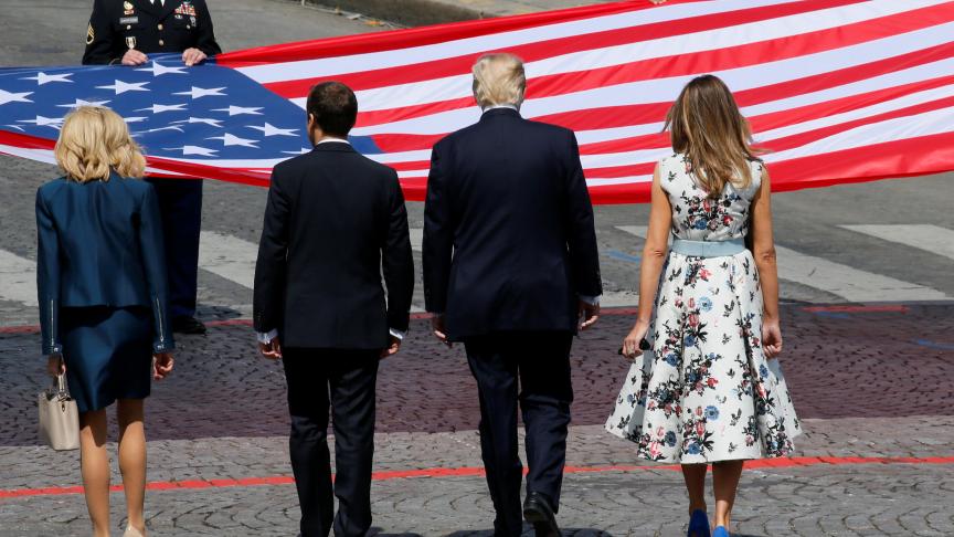 Les deux couples présidentiels se sont tenus devant le drapeau américain à la fin du défilé militaire qui se déroulait aux Champs-Elysées. © AFP