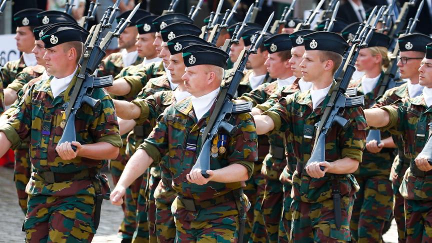 «
Fier de servir
»
: c’est le slogan retenu par la Défense pour ce 21 juillet. En espérant revenir à ses missions premières, loin des rues de Belgique. © Belga.