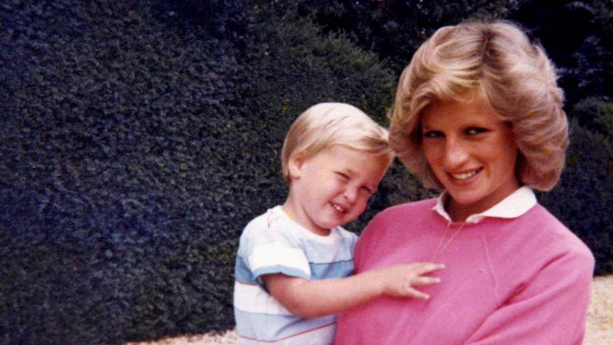 Le prince William avec sa mère Diana, enceinte de Harry. © Reuters.