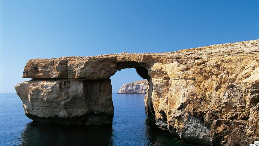 L’île de Gozo, petite sœur de l'île de Malte. En mars dernier, l’emblématique arche rocheuse, surnommée la «
Fenêtre d’Azur
», s’est effondrée sous l’effet d’une violente tempête. (Belgaimage)