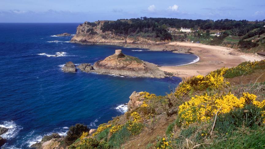 À 20 kilomètres des côtes françaises de la baie de Saint-Malo, Jersey est la plus grande des îles anglo-normandes. (Belgaimage)