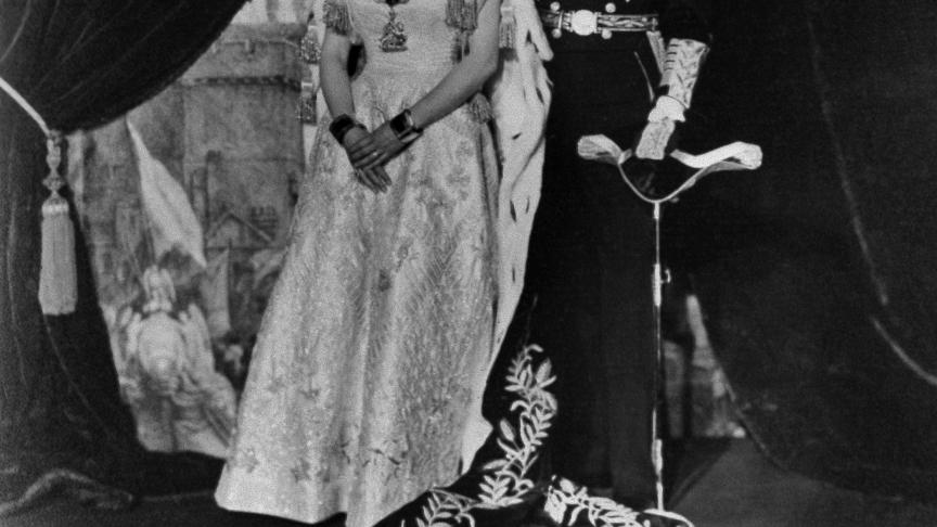 La reine Elizabeth II et le prince Philip posent après le couronnement de la reine, le 02 juin 1953 au palais de Buckingham.