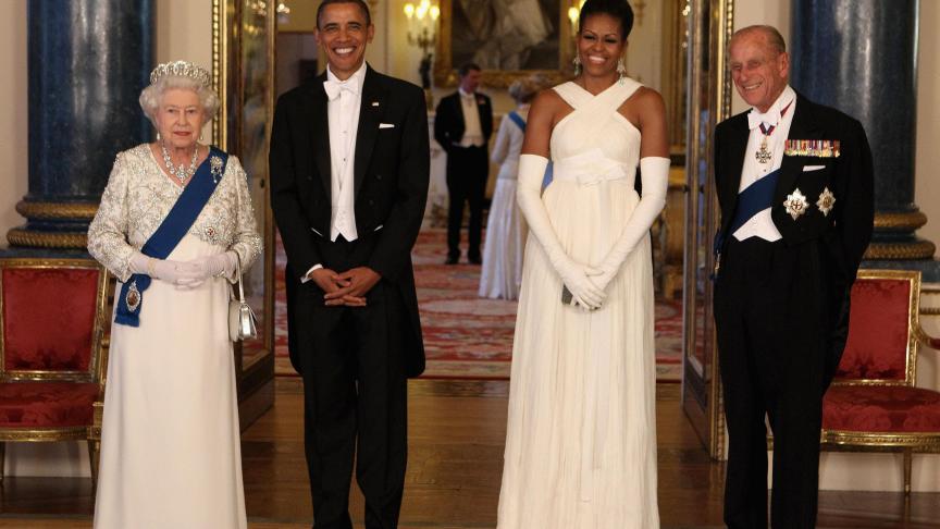 Le désormais ex-Président des USA, Barack Obama et la Première Dame, Michelle Obama, ont été accueilli par le prince Philip et la reine Elizabeth II au palais de Buckingham, dans la salle de musique précisément.