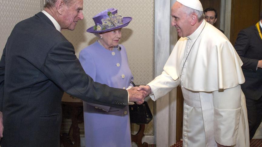 Le prince Philip a rencontré et échangé des cadeaux avec le Pape François lors d’une visite officielle au Vatican.