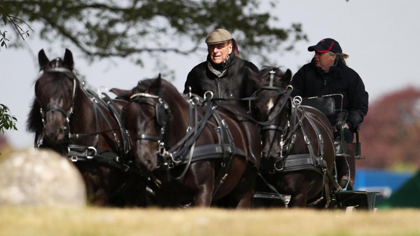 Le duc d'Édimbourg exerce ses poneys alors qu'il se déplace près du château de Windsor à Berkshire, où se déroule le Royal Windsor Horse Show.