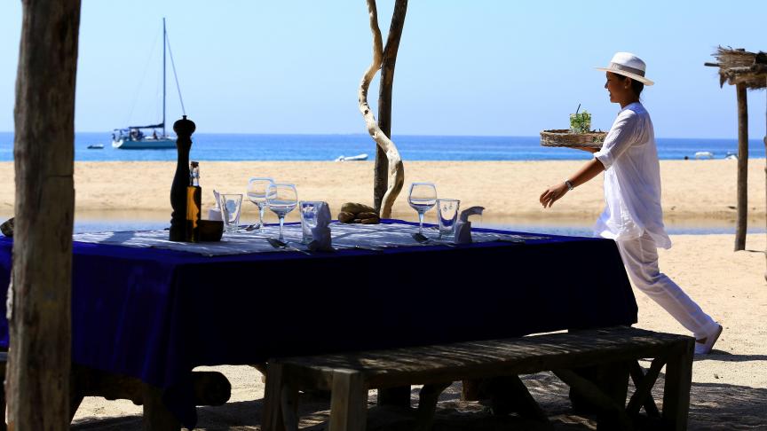 Au restaurant de la plage de Murtoli, on peut être servi à même le sable. Le luxe à l’état pur qui séduira les amateurs de calme et de discrétion. © D.R.