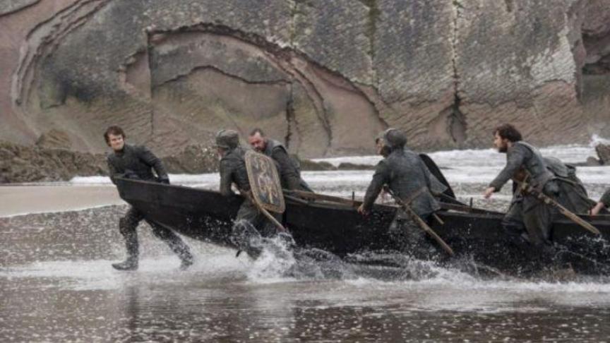 Pendant ce temps-là, Theon mène sa barque. ©HBO