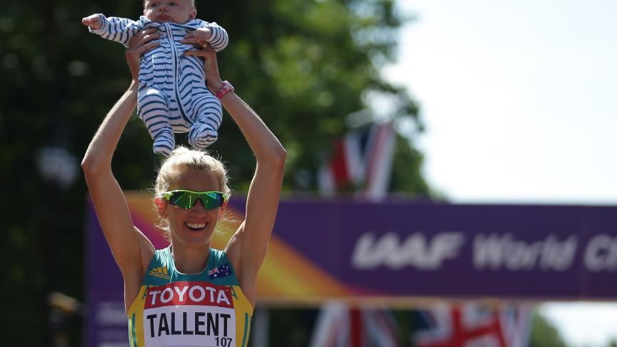 Lors des 20km, l’Australienne Claire Tallent célèbre sa médaille d’or en soulevant son bébé plutôt que son trophée. ©Belgaimage