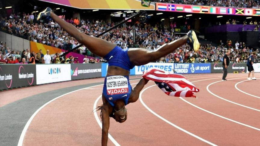 L’Américaine Harper Nelson célèbre sa victoire du 100 m en offrant au public un joli «
poirier
». ©Belgaimage