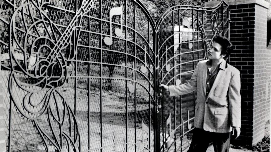 Elvis Presley devant les portes de sa résidence, Graceland, en 1957.