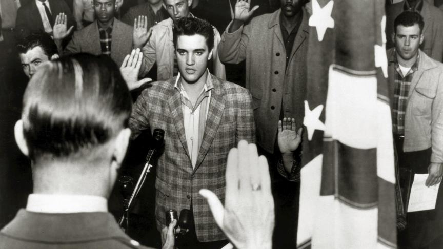 Elvis Presley lors de son introduction dans l’Armée américaine en 1958.