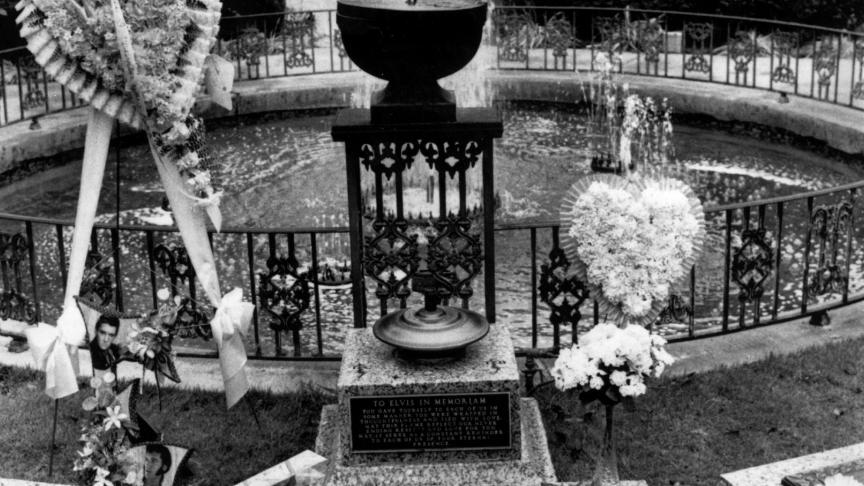 La tombe du chanteur à Graceland. Elvis Presley est décédé le 16 aout 1977.