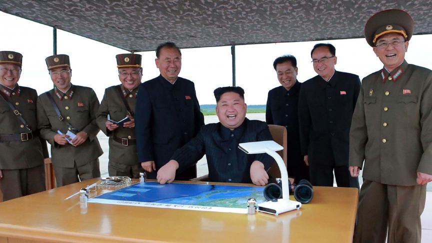 Le dirigeant nord-coréen, hilare devant le tir de missile. © AFP