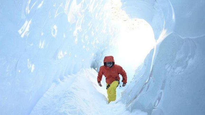 Des formules touristiques proposent un voyage en Antarctique, et un passage par le camp de Whichaway, où vous pouvez vous initier à l’escalade sous la glace. © D.R.